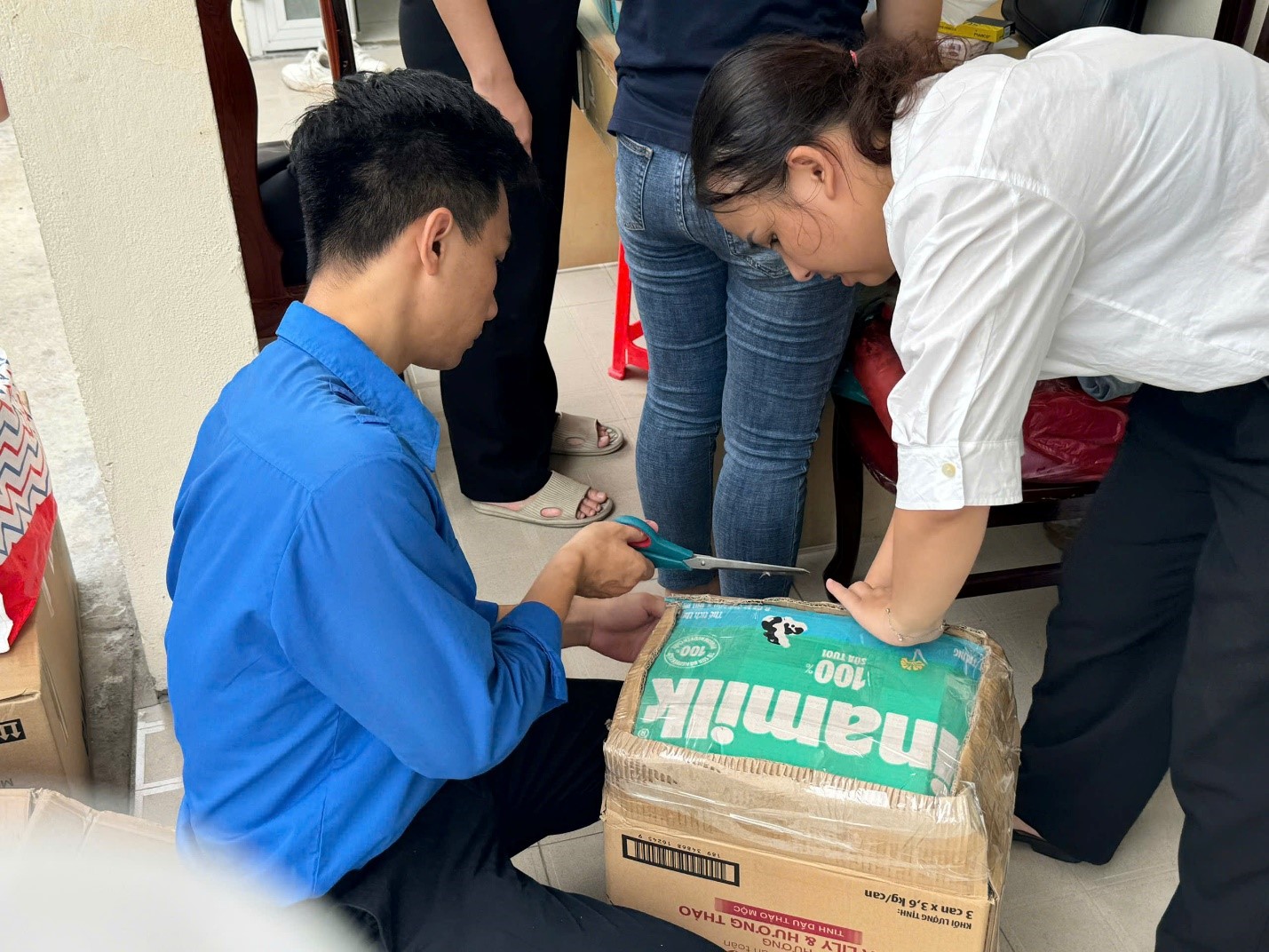Các đoàn viên đóng gói cẩn thận để đồ dùng nguyên vẹn tới tay các em học sinh