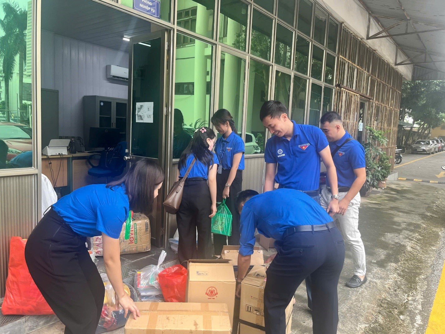 Không khí tiếp nhận và phân loại đồ dùng diễn ra khẩn trương