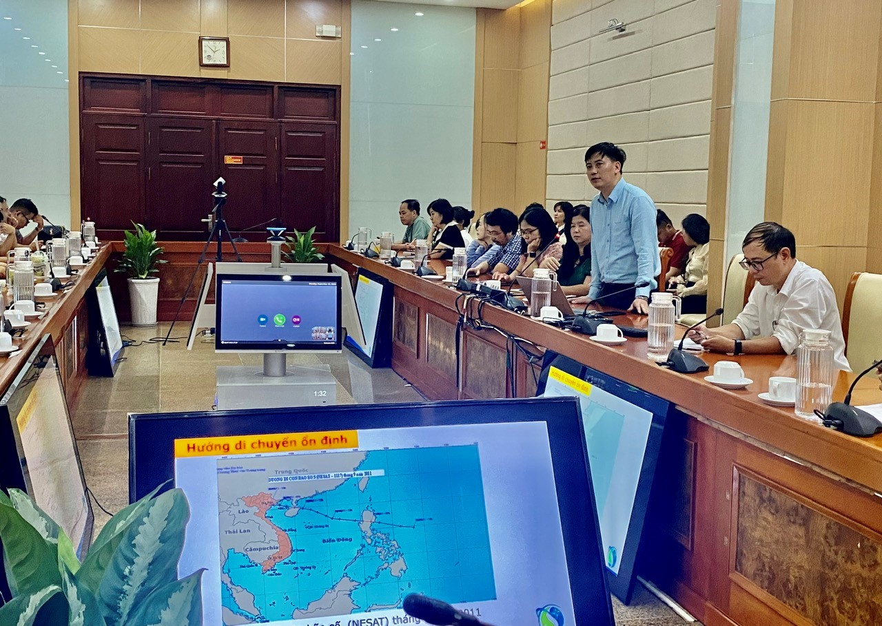 Ông Nguyễn Văn Hưởng, Trưởng phòng Dự báo TT DBKTTVQG trình bày báo cáo tại Hội thảo