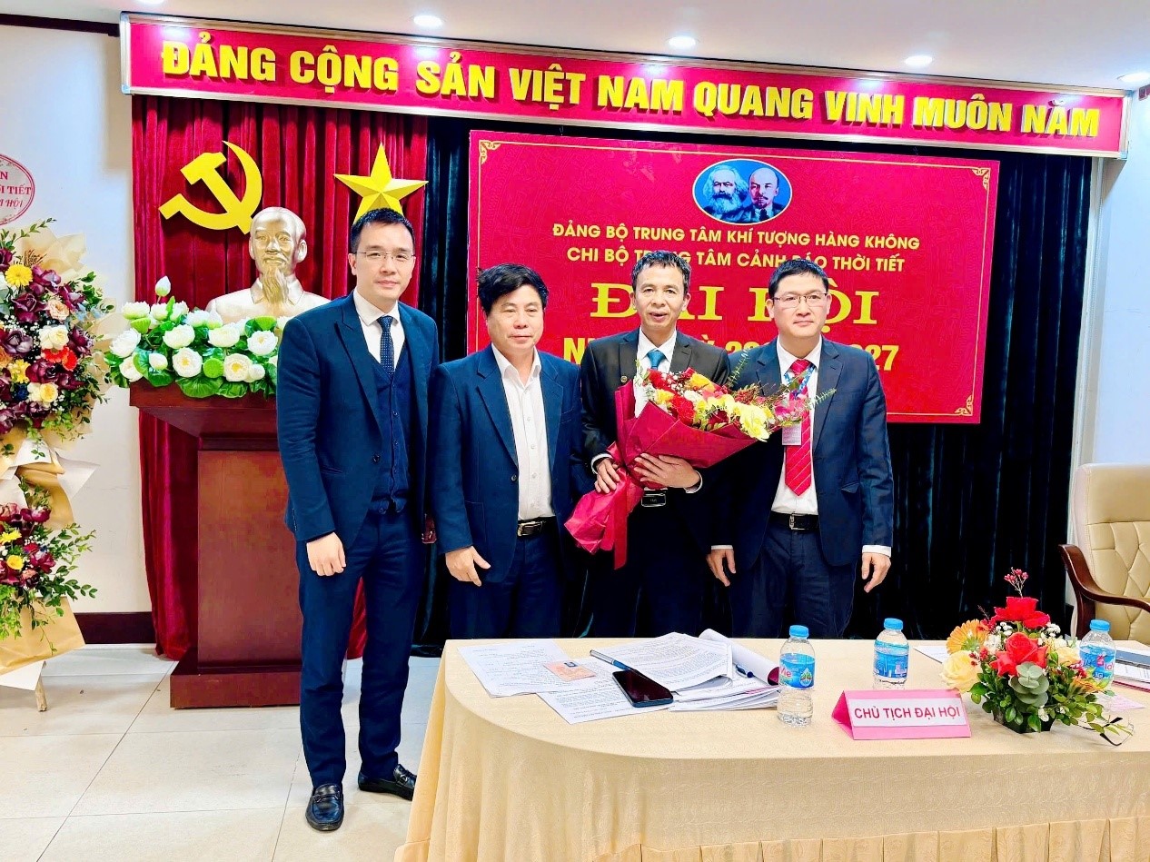 Phó Bí thư Đảng ủy Phan Bá Hùng tặng hoa chúc mừng Ban chấp hành khóa mới